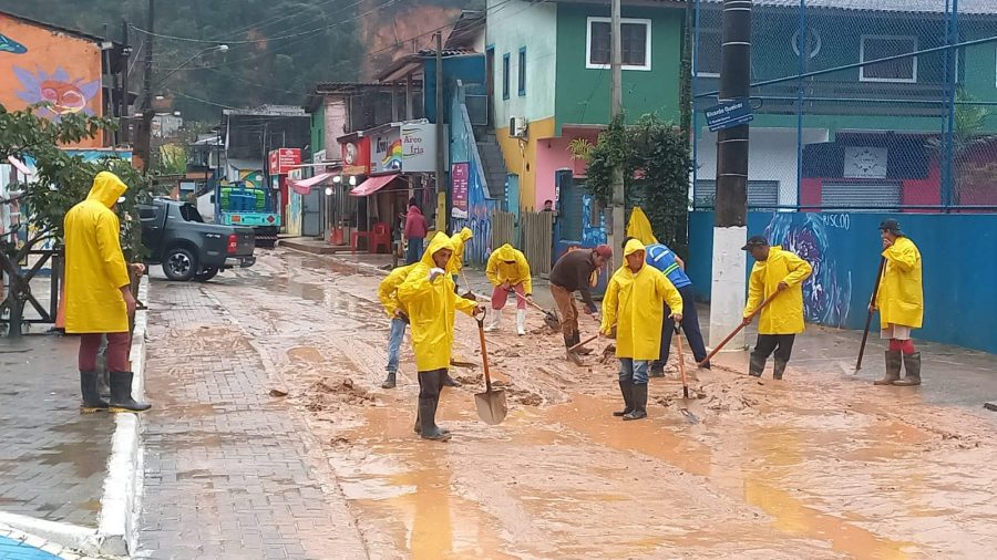 img-responsive Pessoas limpando rua alagada depois de chuva forte em São Sebastião
