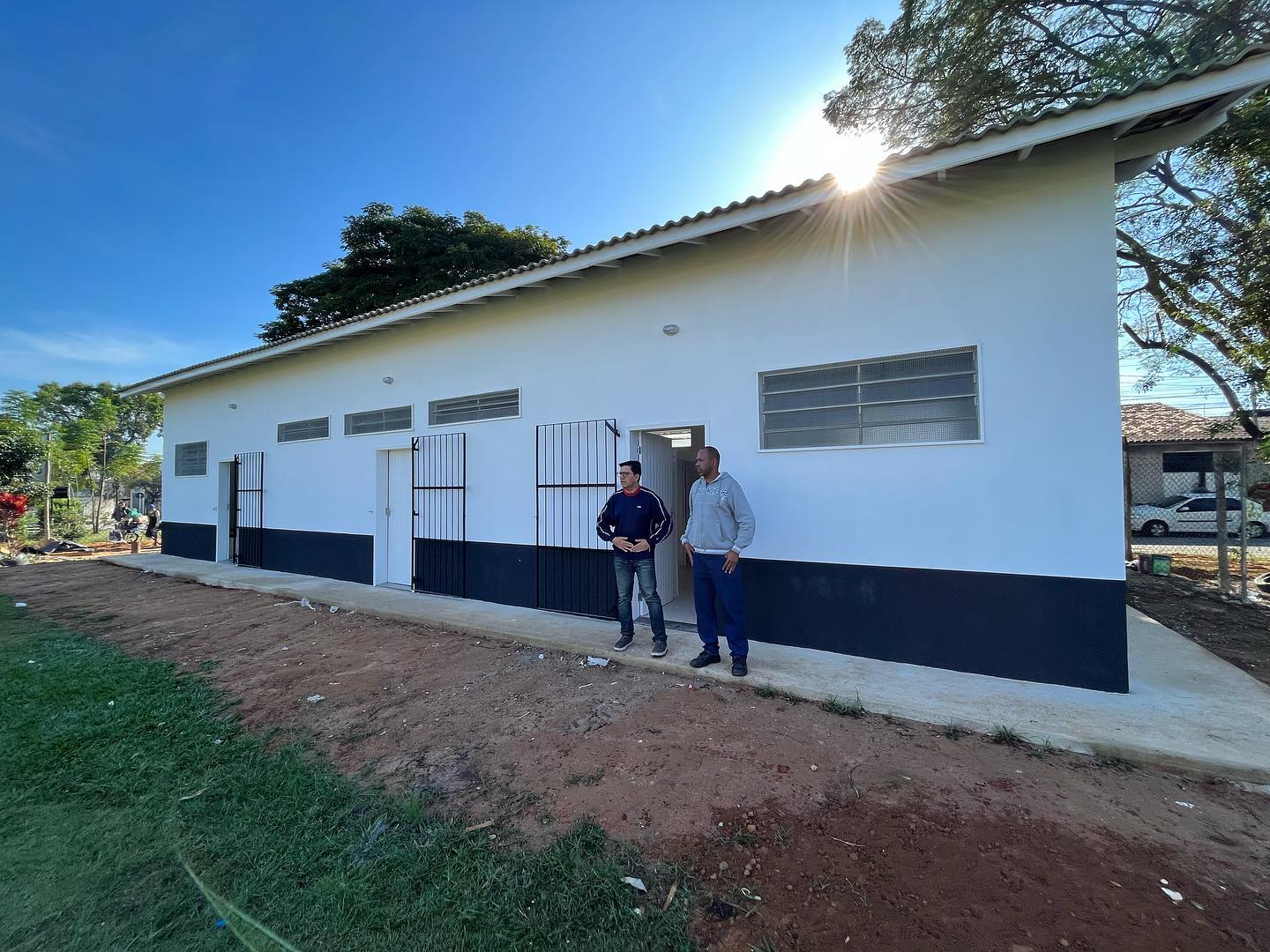 duas pessoas em pé na frente do novo vestiário do atlético mineiro de são josé dos campos