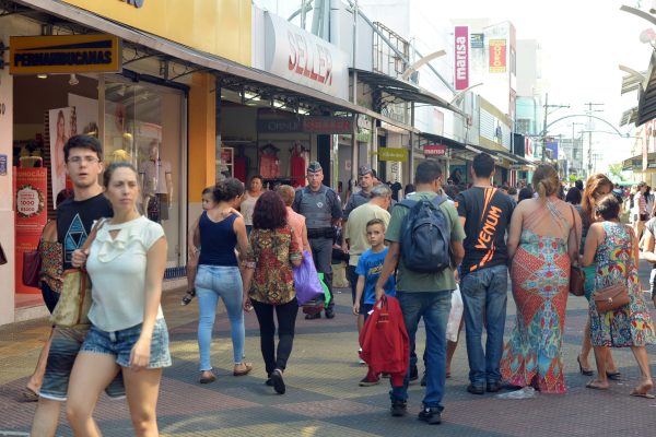 população andando no calçadão da rua 7, em são josé dos campos. cidade chegou a quase 700 mil habitantes segundo o censo de 2022