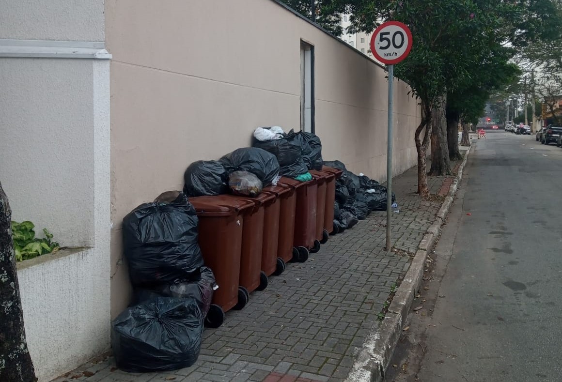 Lixo acumulado em rua de São José dos Campos. Coletores não recolhem material desde segunda-feira (5)