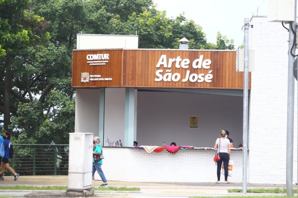 quiosque na orla do banhado
