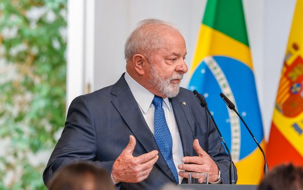 presidente lula de perfil em discurso em palanque