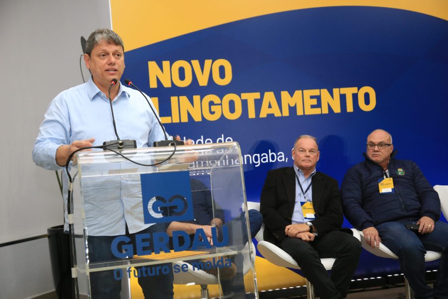 img-responsive Tarcísio de Freitas durante discurso na Gerdau em Pindamonhangaba