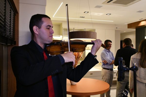 Homem tocando violino