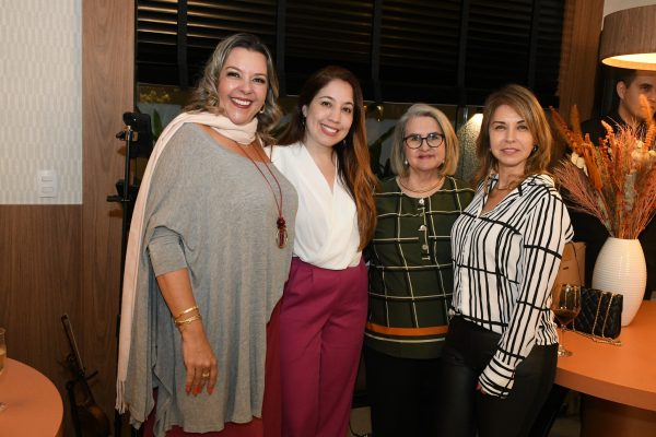 Quatro mulheres maduras na inauguração