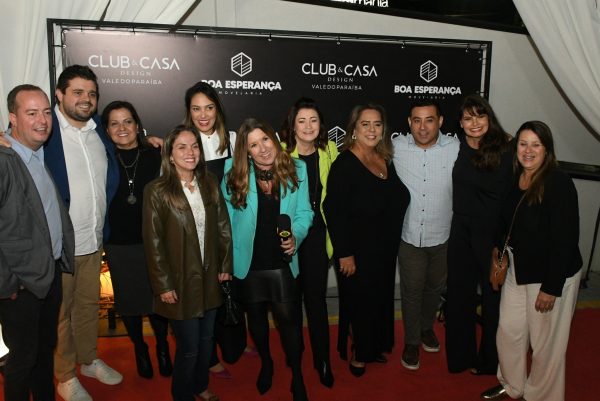 Apresentadora do programa Tudo Com Estilo e convidados da inauguração em volta posando para foto