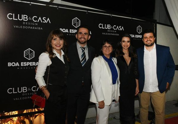 5 pessoas posando para foto em noite de inauguração