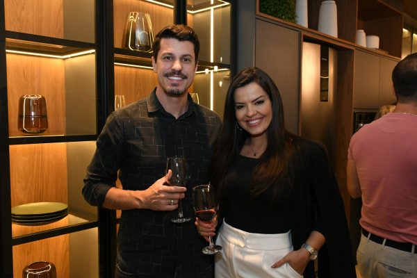 Casal sorrindo para foto