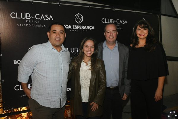 Grupo de amigos maduros sorrindo para a foto