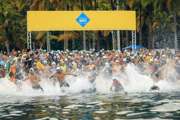 Pessoas entrando na água para competir natação no Circuito Mares.