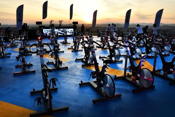Bikes de spinning no heliponto a Colinas Green Tower. Céu entardecendo ao fundo.