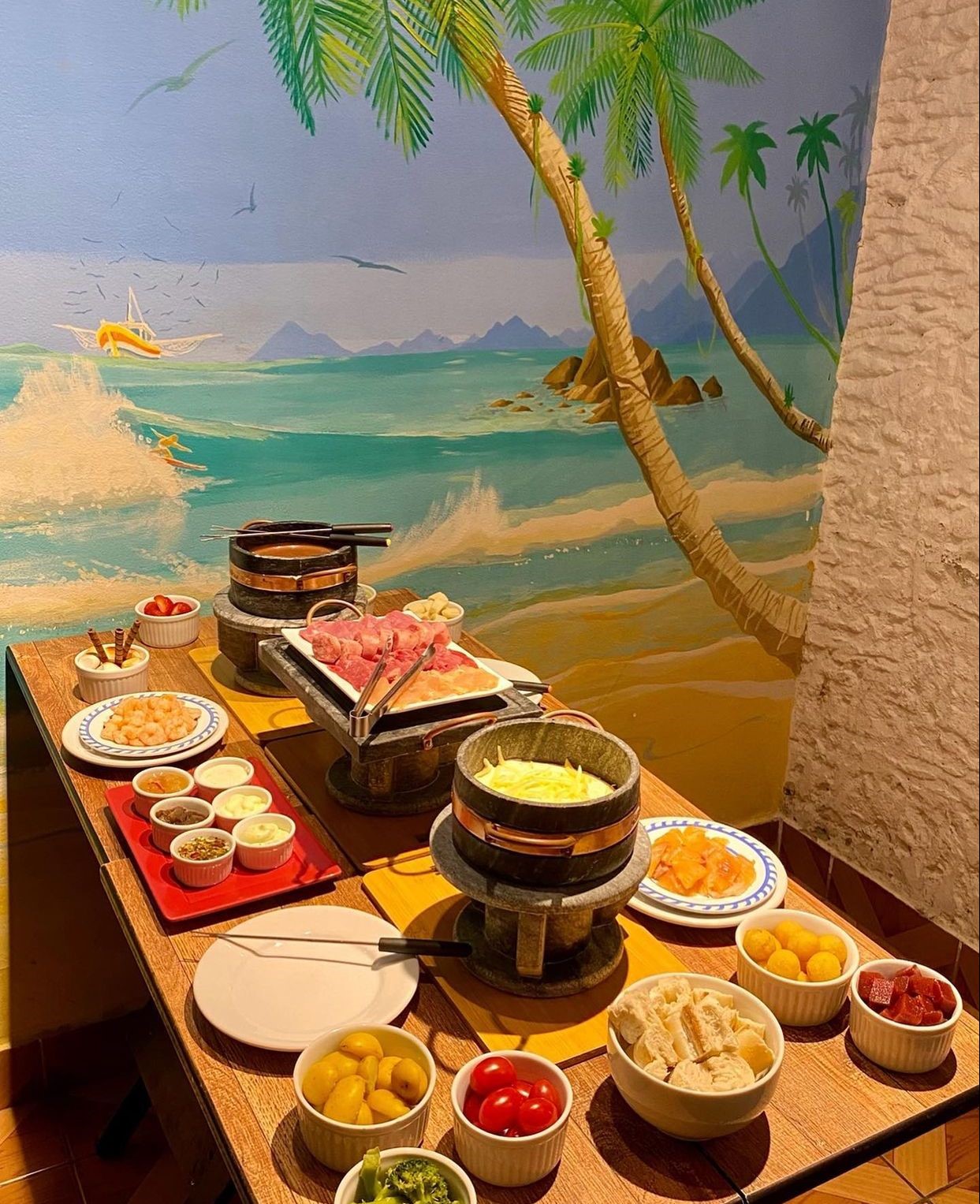 Mesa com fondue salgado