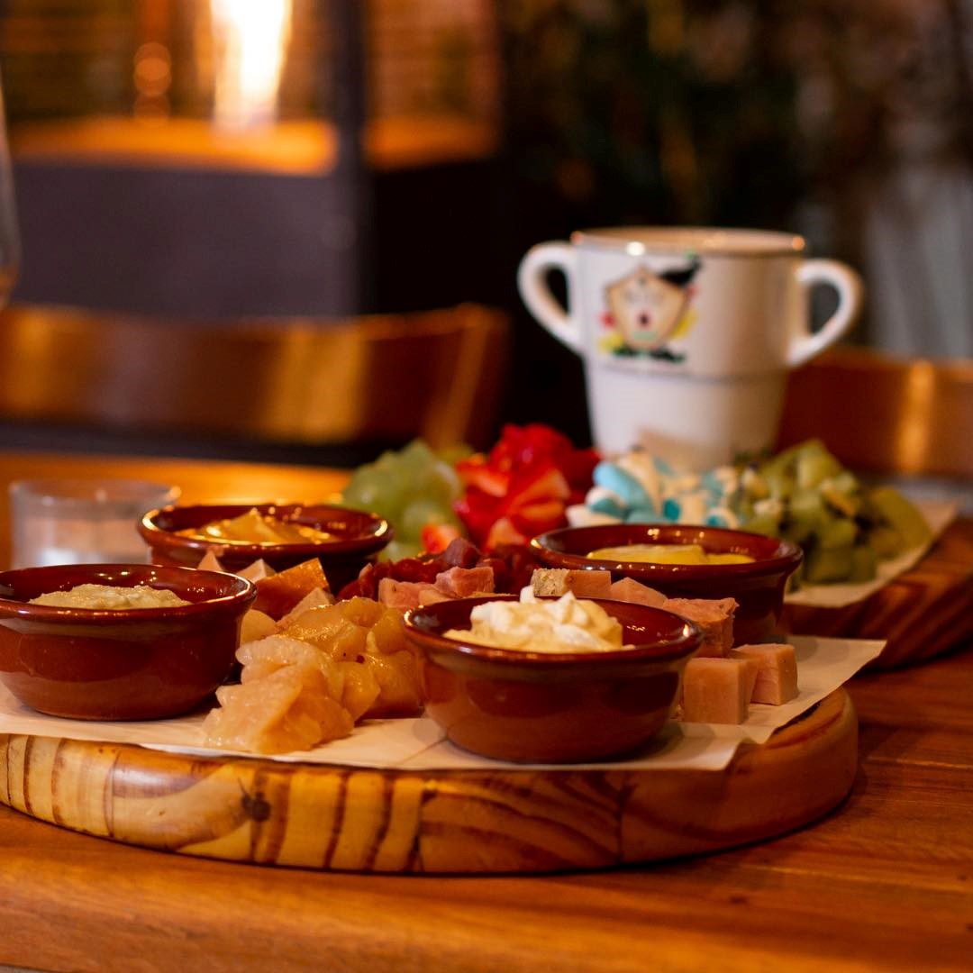 Tábuas de fondue salgado e doces em restaurante