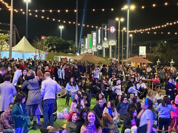 Muitas pessoas no Festival Inverno