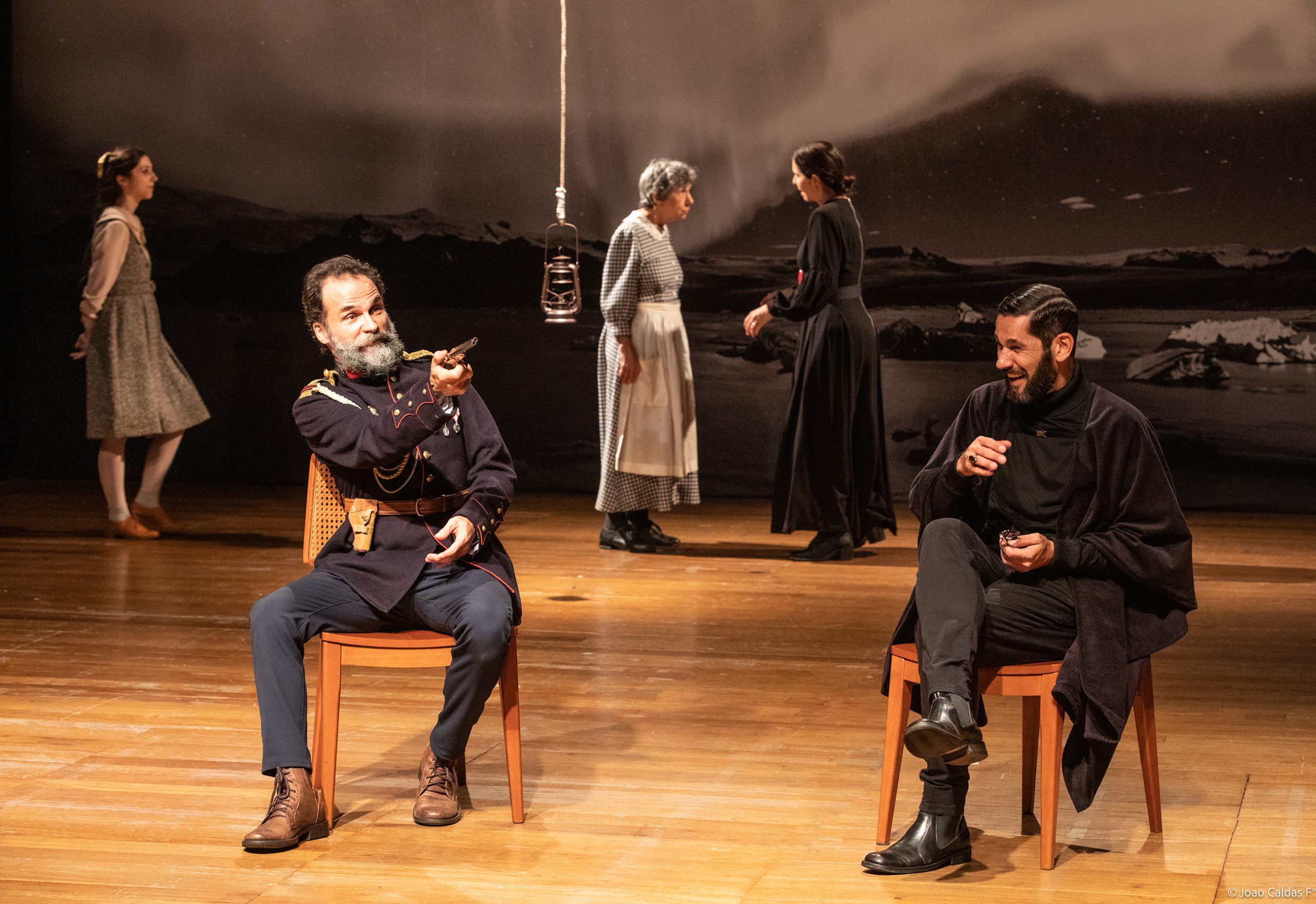 momento de peça de teatro "o pai" mostra homem com arma enquanto outro ri. O Pai será apresentada em são josé neste sábado