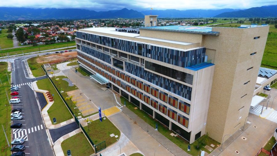 Vista completa do Hospital Regional do Litoral Norte em Caraguatatuba