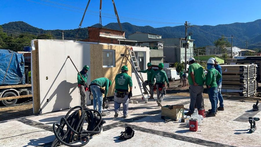Apartamento sendo erguido no bairro Baleia Verde em São Sebastião