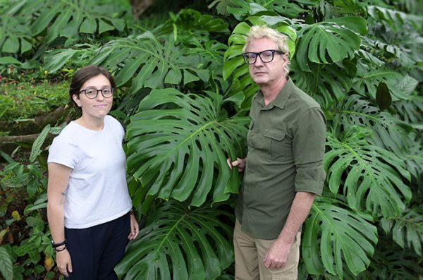 julia oliveira, aluna da unitau, em trabalho de campo com professor de biologia da universidade, julio cesar voltolini