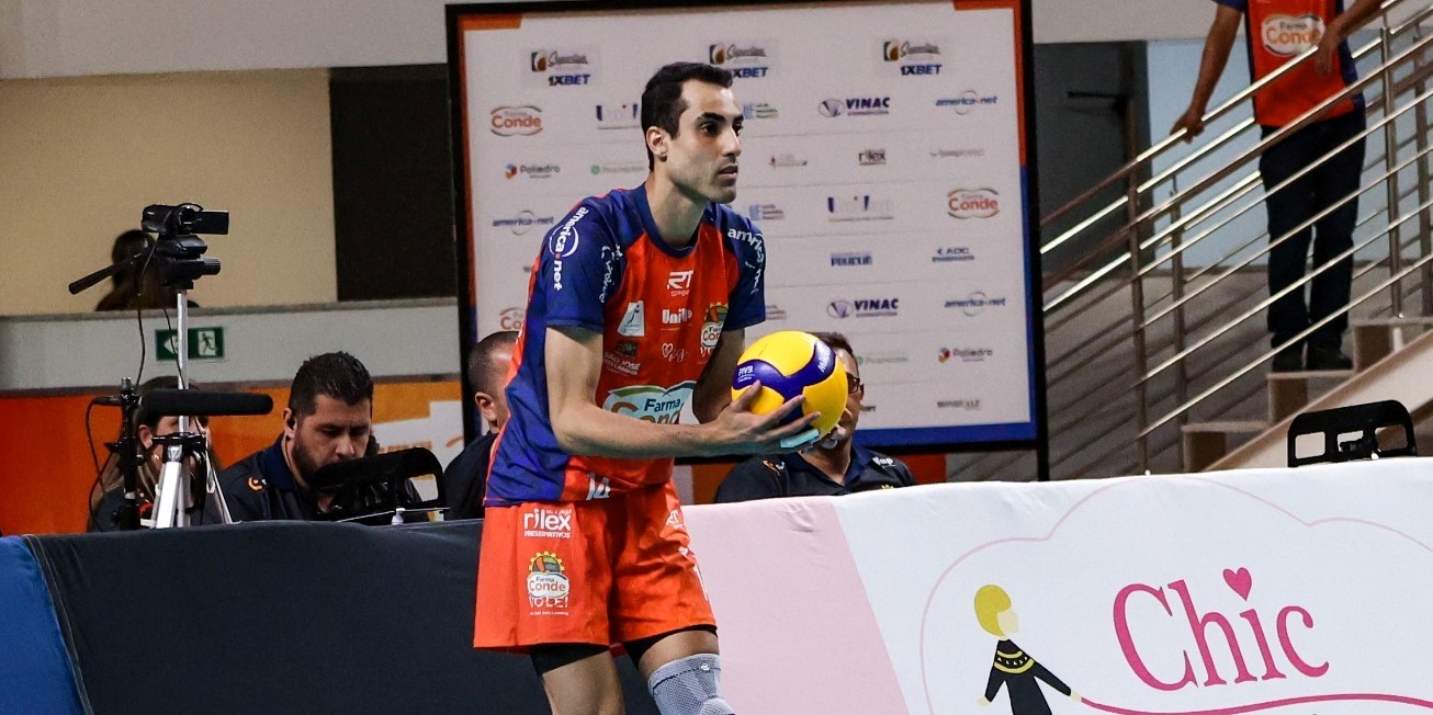 Douglas Souza segurando bola de vôlei. Douglas Souza, jogador do São José, renovou o contrato para a próxima temporada.