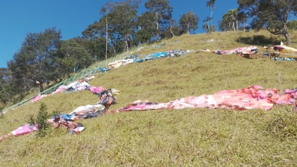 pedaços de balão caídos em propriedade rural em são bento do sapucaí