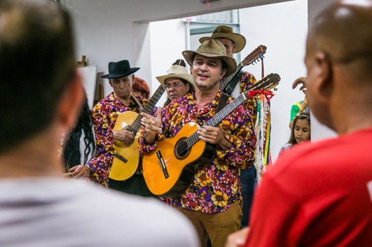 img-responsive Músicos fazendo apresentação de música com Viola Caipira em SJC