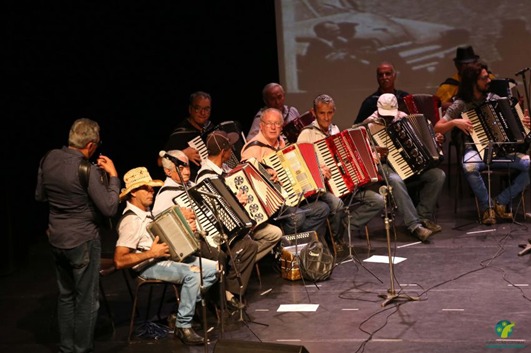img-responsive Apresentação de música de sanfoneiros