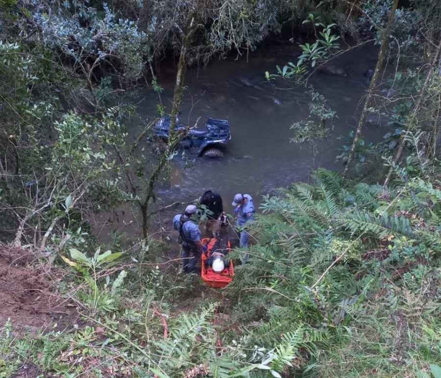 img-responsive Imagem da equipe de bombeiros resgatando vítima de um acidente em ribanceira de Campos do Jordão