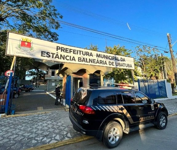 img-responsive Carro da Polícia Federal em frente a Prefeitura de Ubatuba para recolher documentos para investigação de fraudes na saúde