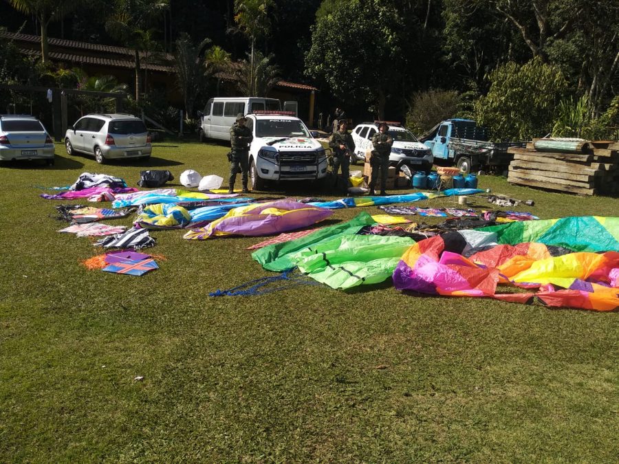 Balões dispostos no chão ao serem apreendidos pela polícia