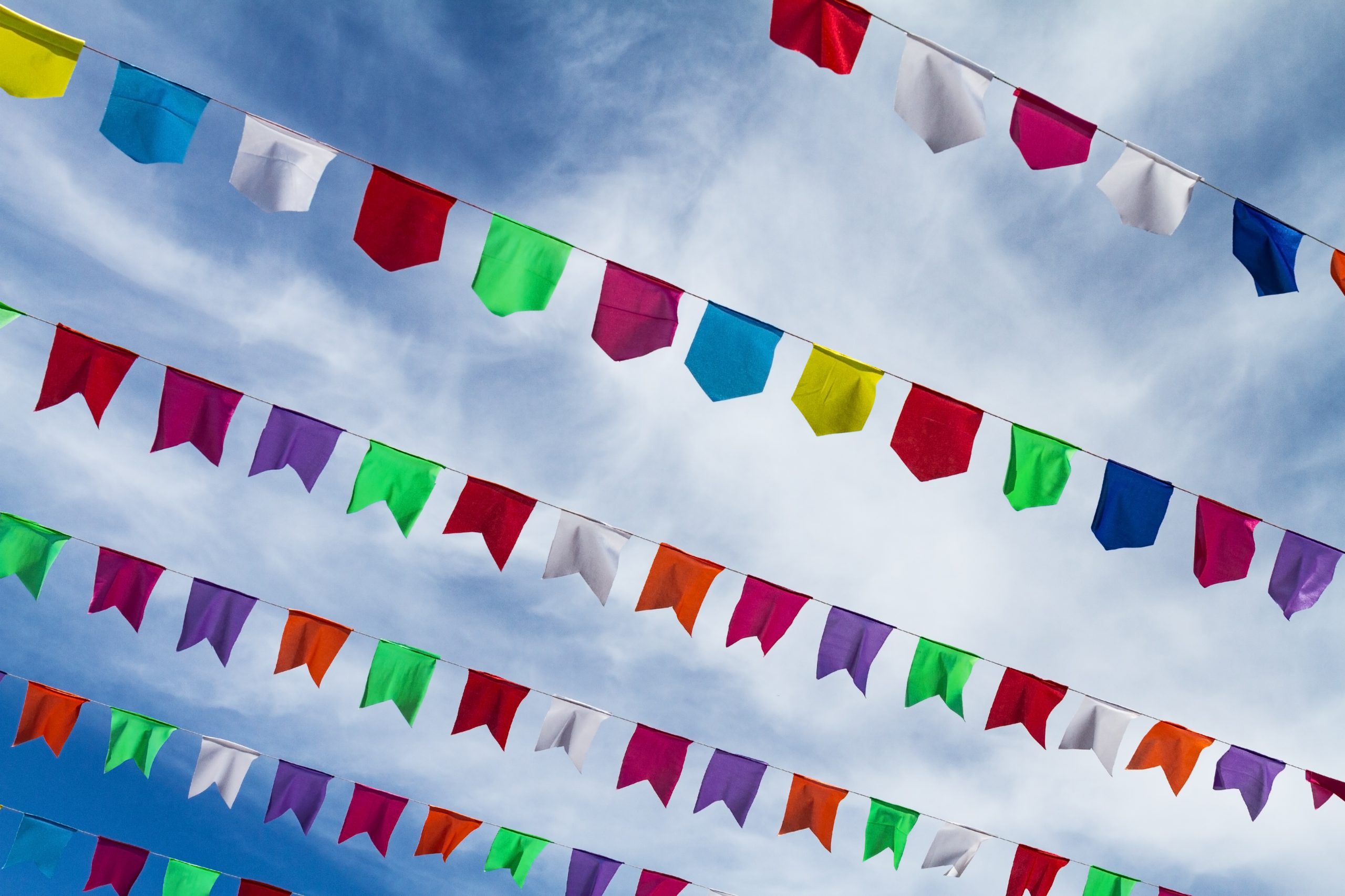 Arraiá Kids do Shopping Oriente acontece neste domingo (25); céu com bandeirinhas de festa junina