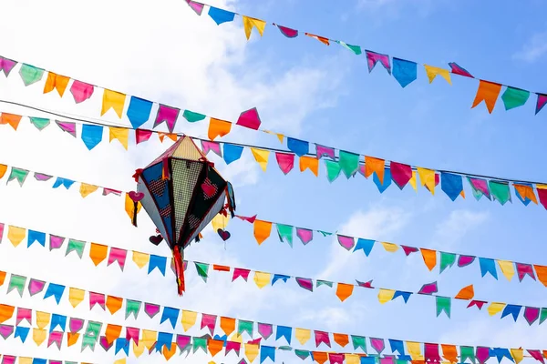 Bandeirinhas coloridas festa junina Arraiá Kids Shopping Jardim Oriente.