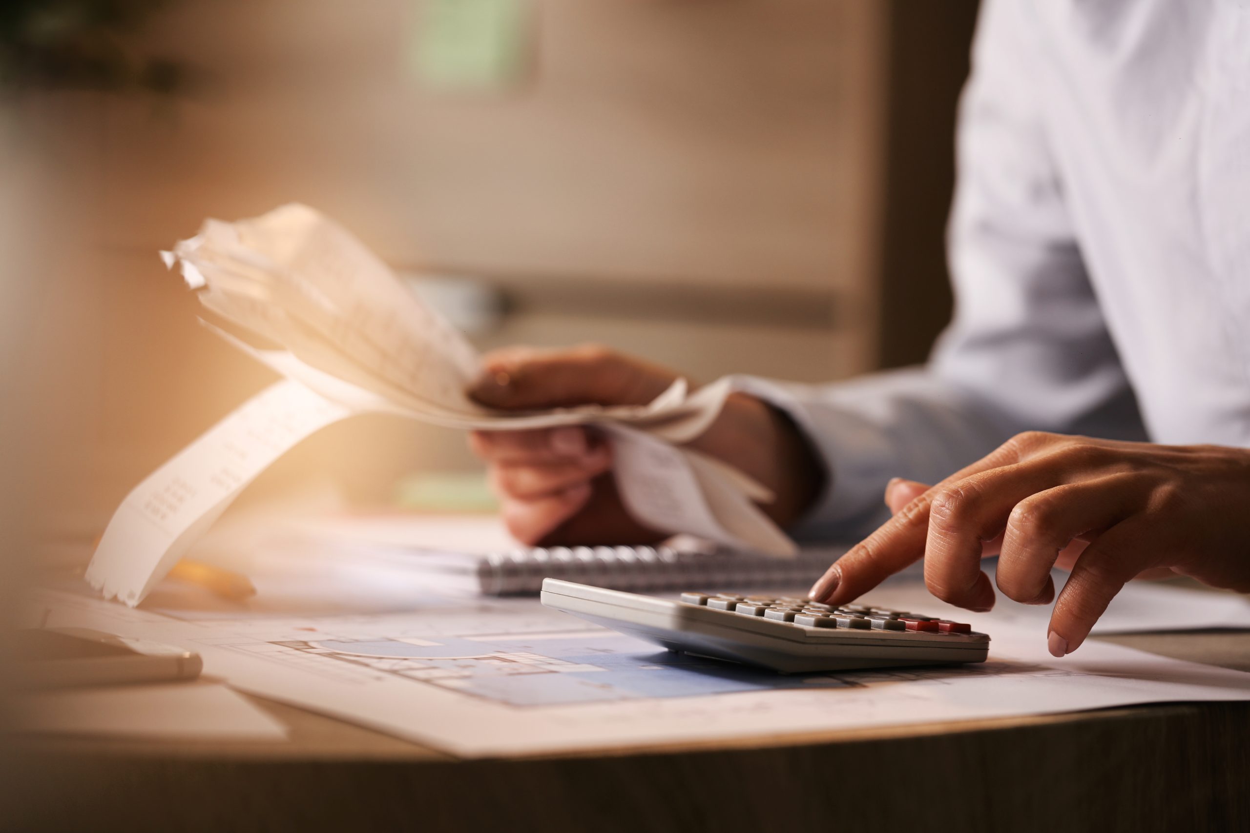 pessoa com papel e calculadora. icms em são josé ja recebeu R$ 394 milhões até a primeira semana de junho