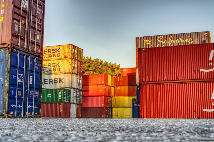 Contêineres com carga para exportação; curso deve ajudar empreendedores para exportar
