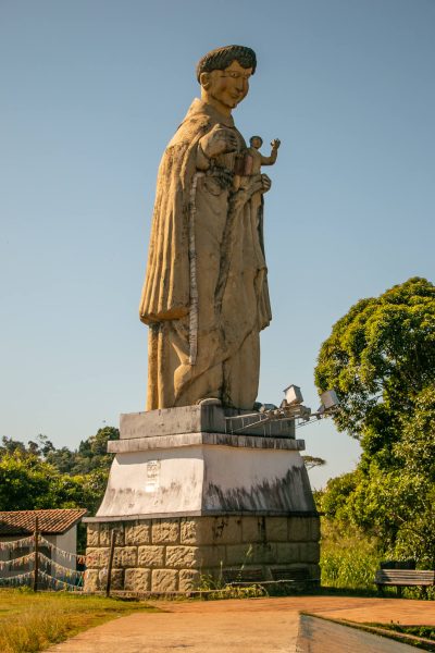 antiga estátua de santo antônio em caraguá