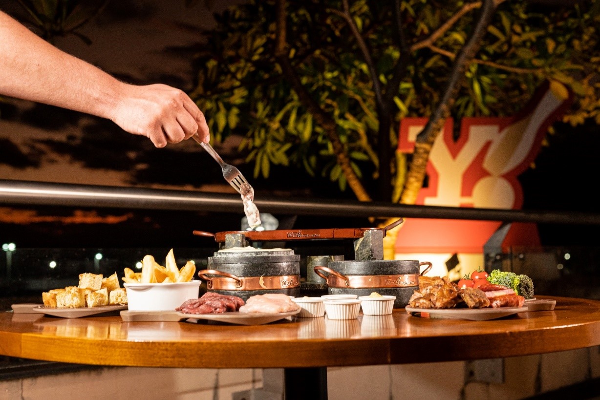 Mesa com fondue salgado
