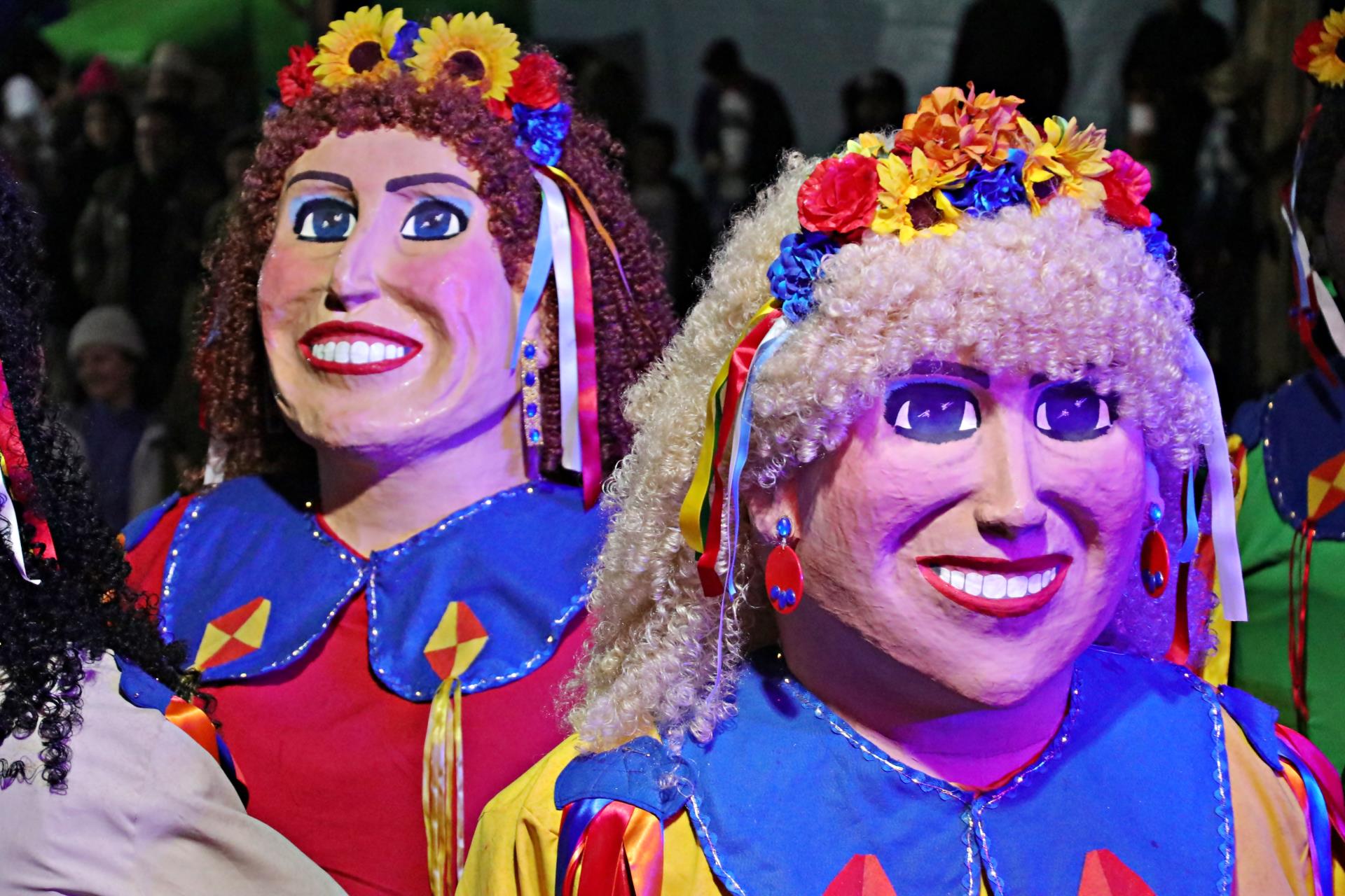 Dois Bonecões da Mantiqueira trajados com roupas típicas de festa juninda