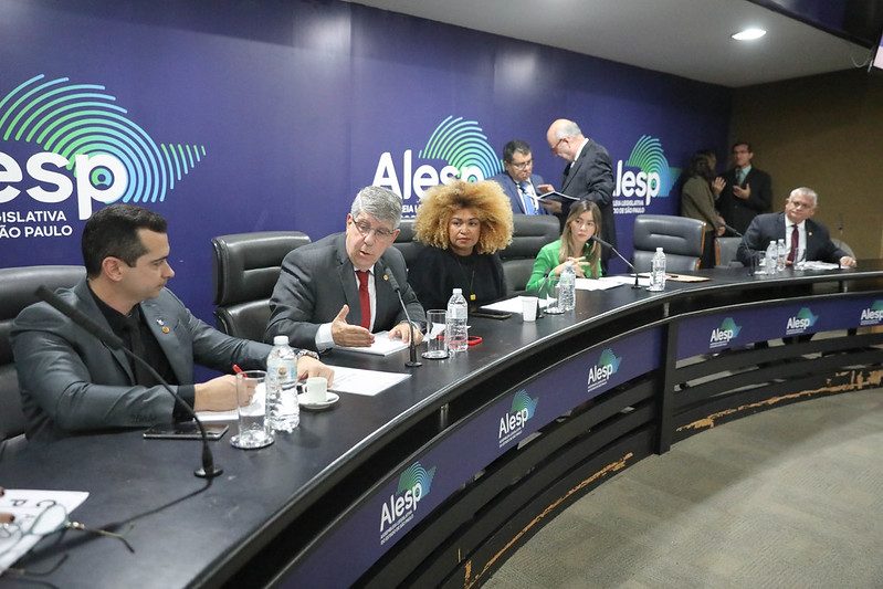 Parlamentares sentados em bancada na Alesp (Assembleia Legislativa do Estado de São Paulo) em reunião sobre deslizamentos em São Sebastião
