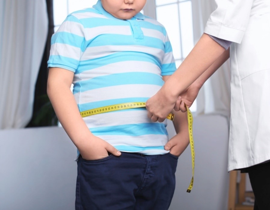 criança obesa, tendo sua barriga medida. o número de crianças obesas no Brasil pode chegar a 11 milhões em 2025