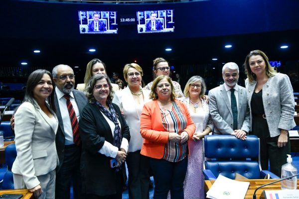 senadores reunidos após aprovação de projeto que busca a igualdade salarial entre homens e mulheres.
