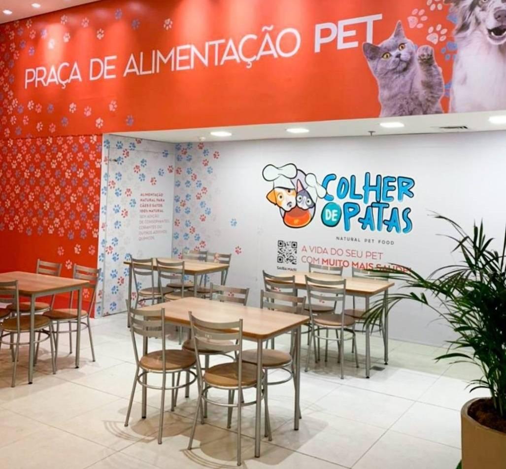 Praça Pet Center Vale Shopping é um espaço canino com praça de alimentação e mesas para sentar