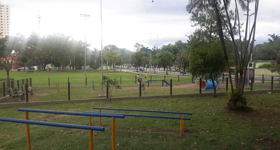 praça floripes bicudo, com aparelhos e grama, tem um espaço canino em sjc