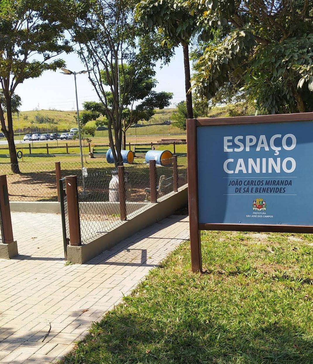 Espaço João Carlos Miranda de Sá e Benevides é um espaço canino em sjc com túneis, rampas e bebedouros, além de cercados e placas