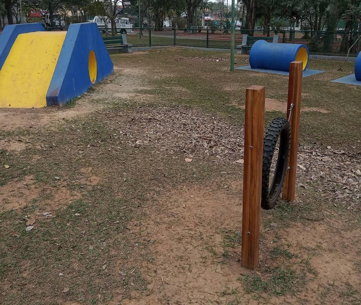 Espaço Canino da Praça 1º de Maio tem rampas, túneis e pneus para exercitar os pets