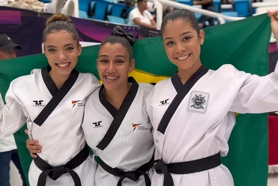 Atletas de taekwondo representando a seleção brasileira no méxico. duas joseenses ganharam a medalha de ouro no mundial de taekwondo