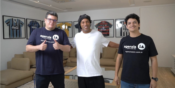 na foto, da esquerda para a direita, estão david mendes, ronaldinho gaúcho e matheus mendes