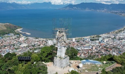 construção de estátua de santo antônio em morro de caraguatatuba