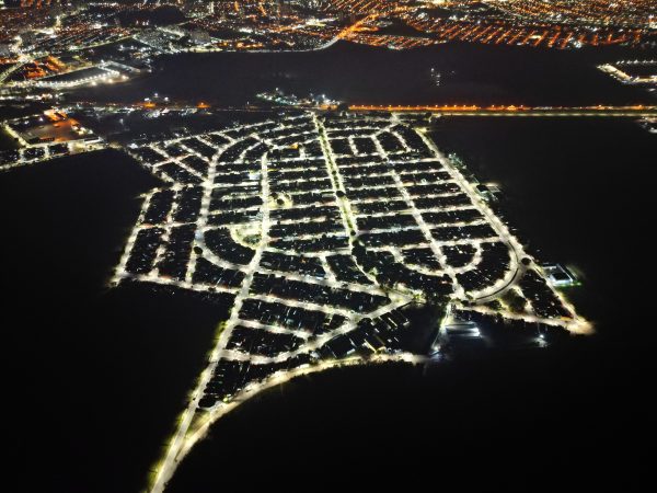 vista aérea da cidade de jacareí à noite