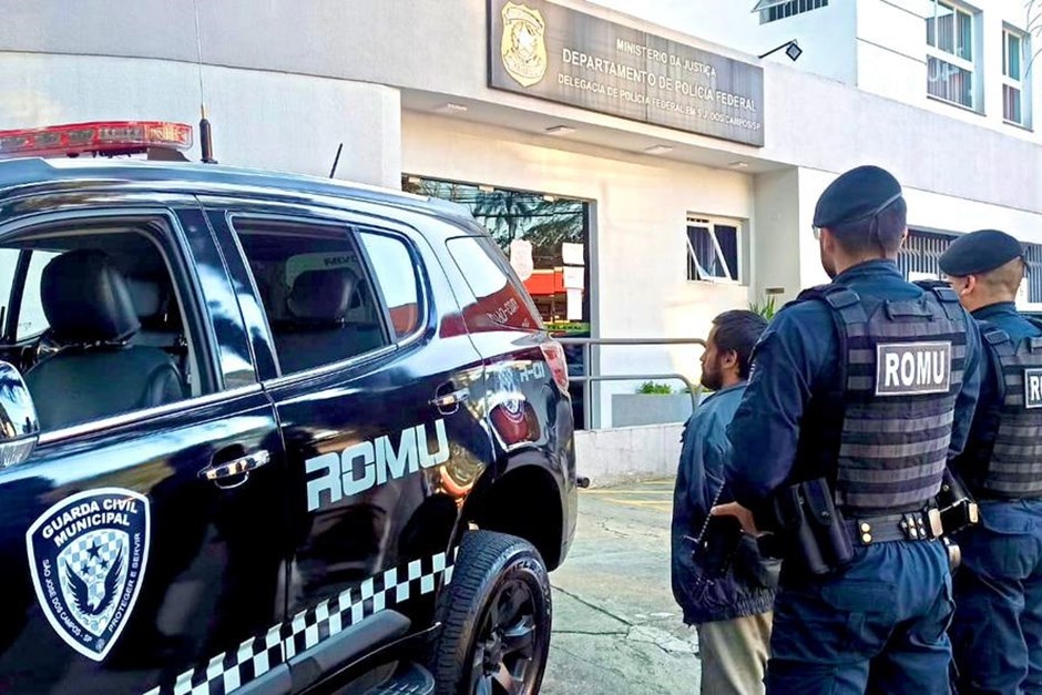 img-responsive Procurado pela Interpol algemado sob a escola de agentes da ronda ostensiva municipal em frente a delegacia da Polícia Federal em São José