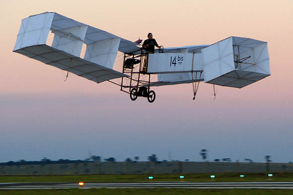 14 bis sobrevoando pista de aeroporto. Domingo Aéreo em São José vai homenagear Santos Dumont