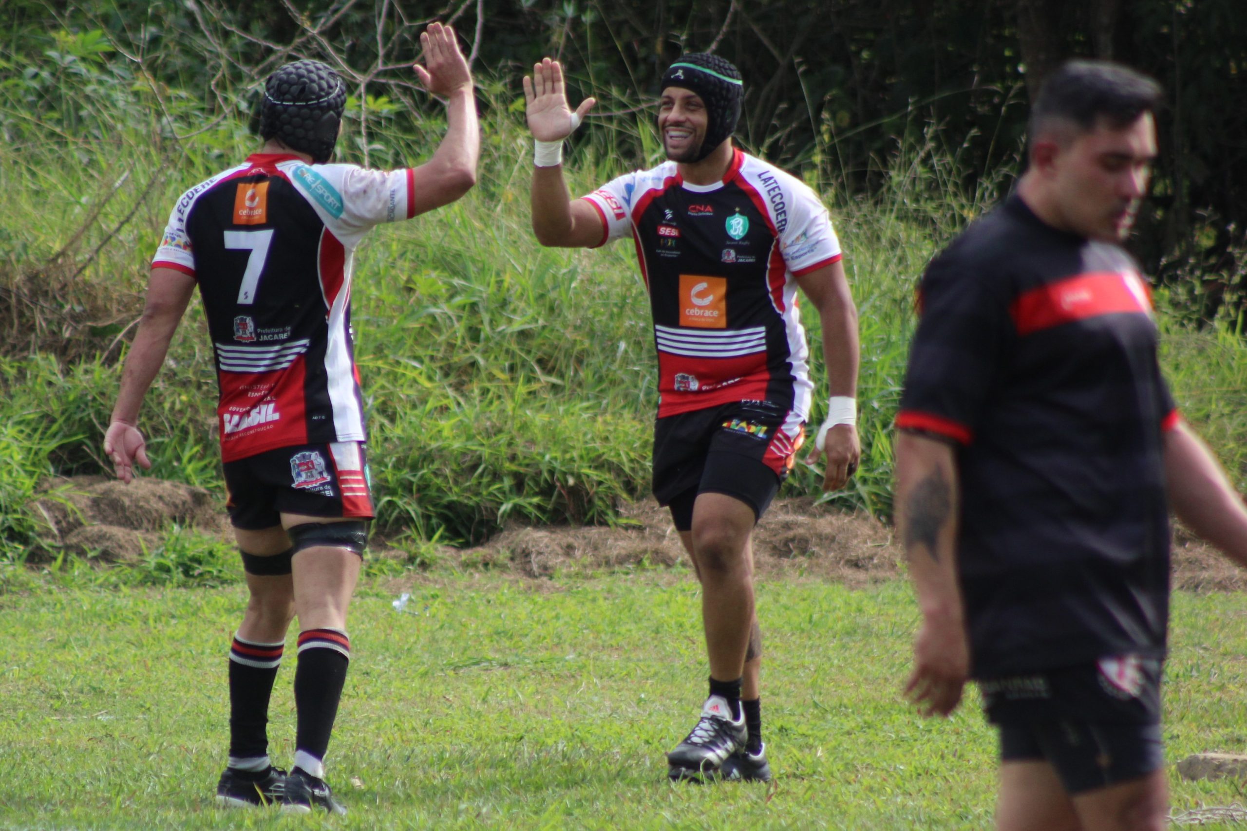Jogadores do Jacareí Rugby comemorando, em dupla, batendo as mãos. O jogo entre São José e Jacareí Rugby aconteceu neste sábado.